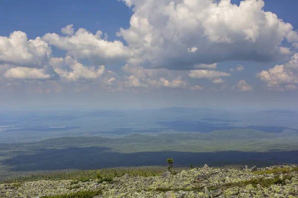 Panoramatický výhled na hory a skály, Jižní Ural. Léto v horách. Pohled z hory. Příroda jižního Uralu. — Stock fotografie