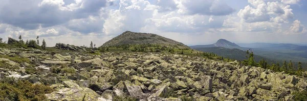 山や崖、南ウラルのパノラマ風景。山の中の夏。山からの眺め。南ウラル山脈の自然. — ストック写真