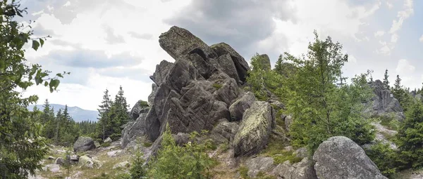 Vista panorâmica das montanhas e falésias, sul de Ural. Verão nas montanhas. Vista das montanhas. A natureza dos Urais do Sul . — Fotografia de Stock