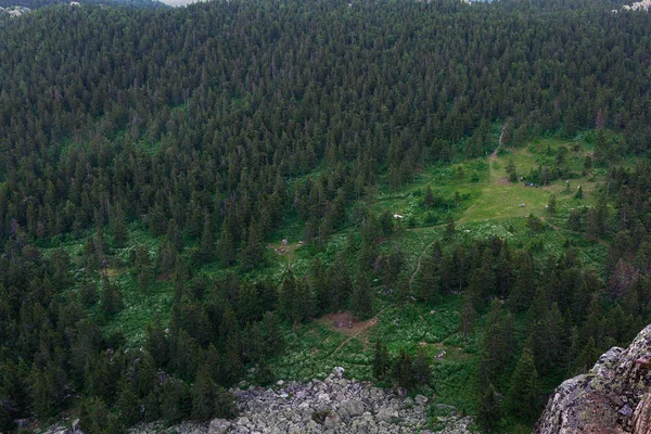 Blick von den Höhen auf die Wald- und Waldwege. Sommer in den Bergen. Blick aus den Bergen. die Beschaffenheit des südlichen Ural. — Stockfoto