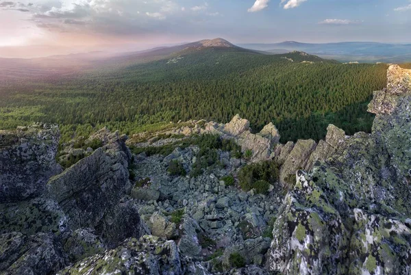 Panoramik Dağları ve kayalıklarla, Güney Ural. Dağlarda yaz. Dağlardan görüntüleyin. Güney Urallar doğası.
