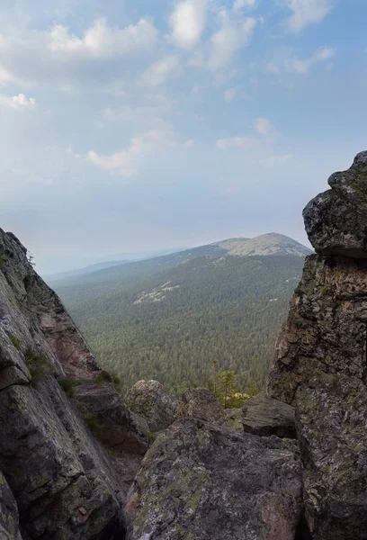 Панорама гір і скель, Урал південь. Влітку в горах. Вид з гори. Природа Південного Уралу. — стокове фото