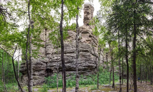 Камінь залишається в лісі. Природа Південного Уралу. Дикі місця. — стокове фото