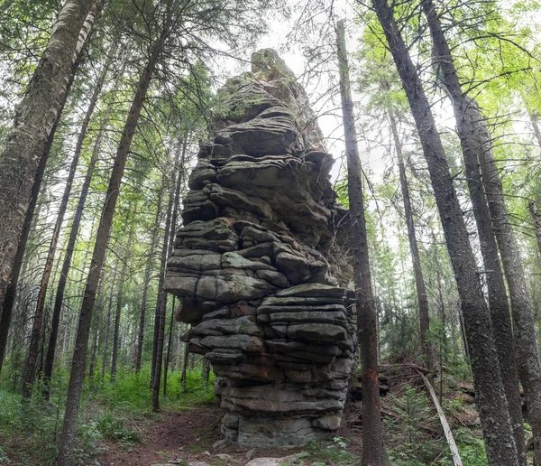 Uma pedra permanece na floresta. A natureza dos Urais do Sul. Lugares selvagens . — Fotografia de Stock