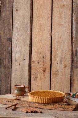 Taze ev yapımı Pumpkin Pie Şükran günü için yapılmış. Pasta ahşap arka plan üzerinde. Rustik.