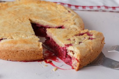 Beyaz bir arka plan üzerinde taze ev yapımı kirazlı turta. Sulu dilim vişneli pasta.