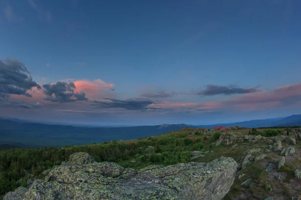 Закат над гористой местностью. Природа Южного Урала. Закат неба над лесом и горами . — стоковое фото