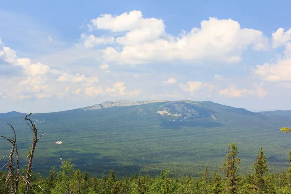 Panoramatický výhled na hory a skály, Jižní Ural. Léto v horách. Pohled z hory. Příroda jižního Uralu. Cestování. Hory. — Stock fotografie