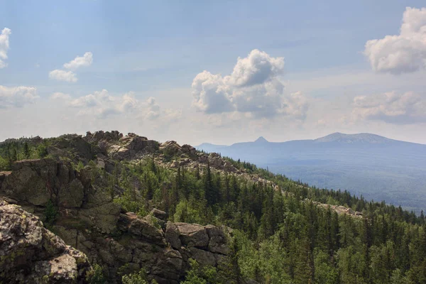 Panoramatický výhled na hory a skály, Jižní Ural. Léto v horách. Pohled z hory. Příroda jižního Uralu. Cestování. Hory. — Stock fotografie