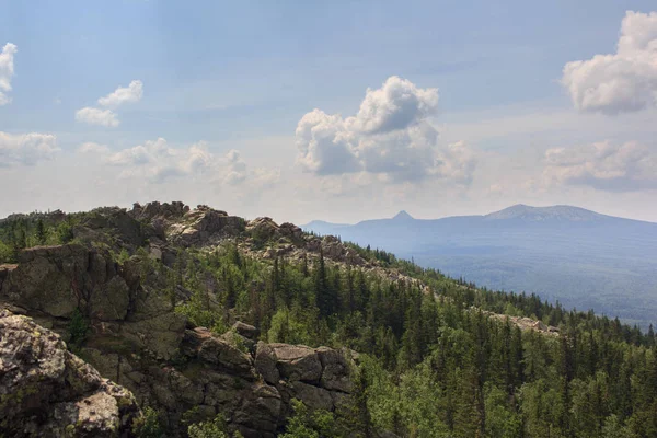 Panoramisch uitzicht op de bergen en kliffen, Zuid-Oeral. Zomer in de bergen. Uitzicht vanaf de bergen. De aard van de zuidelijke Oeral. Reizen. Bergen. — Stockfoto