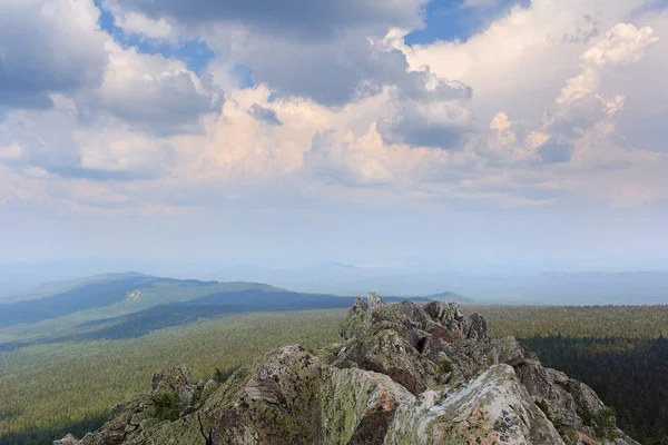 Panoramablick auf die Berge und Klippen, Süd-ural. Sommer in den Bergen. Blick aus den Bergen. die Natur des südlichen Ural. Reisen. Berge. — Stockfoto