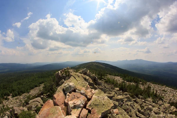 Panoramatický výhled na hory a skály, Jižní Ural. Léto v horách. Pohled z hory. Příroda jižního Uralu. Cestování. Hory. — Stock fotografie