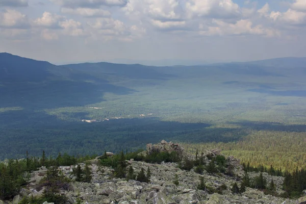 Vista panorâmica das montanhas e falésias, sul de Ural. Verão nas montanhas. Vista das montanhas. A natureza dos Urais do Sul. Viajar. Montanhas . — Fotografia de Stock