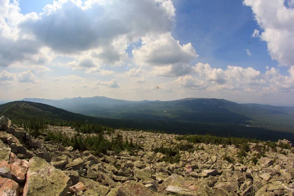 山や崖、南ウラルのパノラマ風景。山の中の夏。山からの眺め。南ウラル山脈の自然。旅行。山. — ストック写真