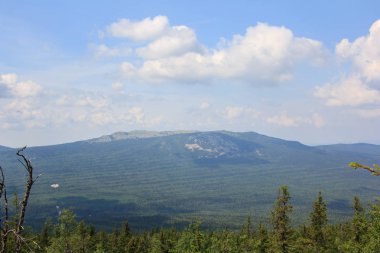 Panoramik Dağları ve kayalıklarla, Güney Ural. Dağlarda yaz. Dağlardan görüntüleyin. Güney Urallar doğası. Seyahat. Dağlar.