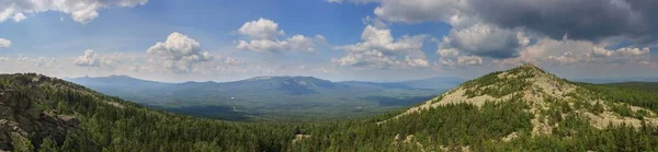 Panoramablick auf die Berge und Klippen, Süd-ural. Sommer in den Bergen. Blick aus den Bergen. die Natur des südlichen Ural. Reisen. Berge. — Stockfoto