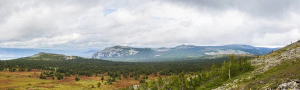 Панорамный вид на горы и скалы, Южный Урал. Лето в горах . — стоковое фото