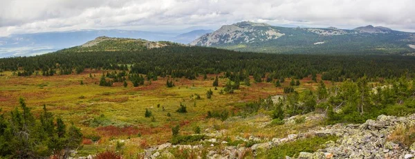 Panoramic view of the mountains and cliffs, South Ural. Summer in the mountains. — Stock Photo, Image