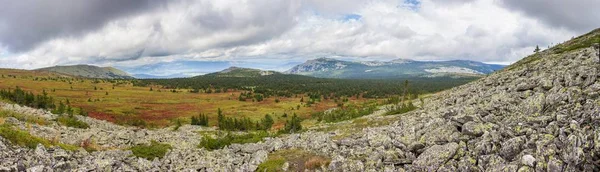 Panoramautsikt över bergen och klipporna, södra Ural. Sommar i fjällen. — Stockfoto