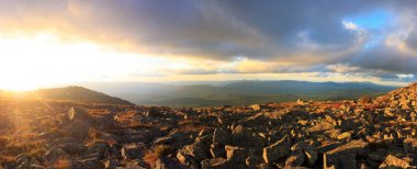 Dağlarda günbatımı. Güney Urallar doğası. Orman ve dağlar üzerinde gökyüzü günbatımı. Panoramik görünüm