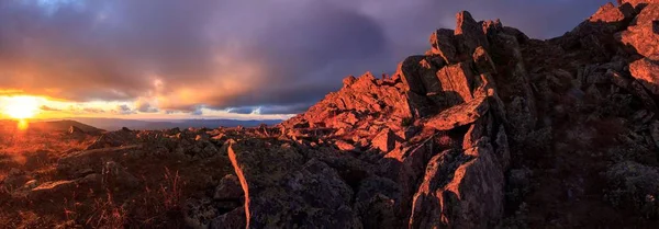 Sonnenuntergang in den Bergen. die Natur des südlichen Ural. Sonnenuntergangshimmel über Wald und Bergen. Panoramablick — Stockfoto