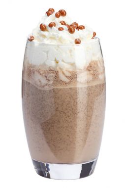 Bir serinletici sütlü çikolata kokteyl. İçki yenileme çikolata topları ile dekore edilmiş.