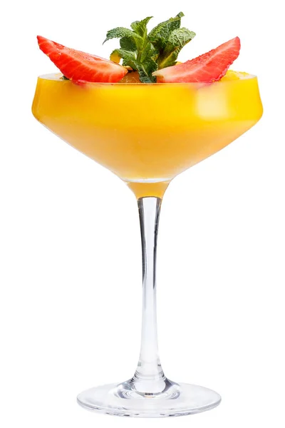 Frissítő gyümölcs koktélt. Egy frissítő italt, mangó cellulóz, díszített, szamóca, menta. — Stock Fotó