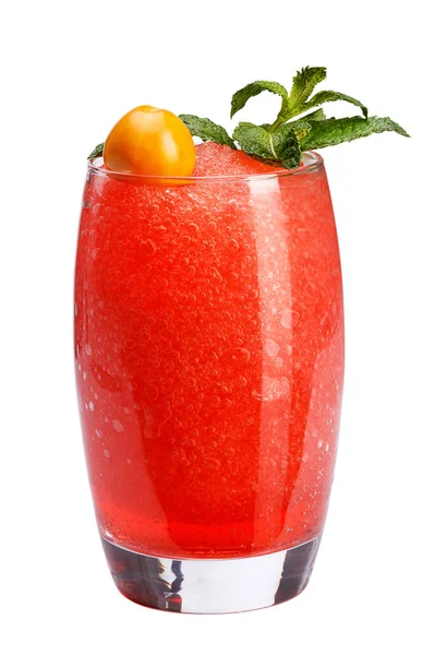 Un refrescante cóctel de frutas. Una bebida refrescante con una pulpa de bayas rojas, decorada con menta y physalis . — Foto de Stock