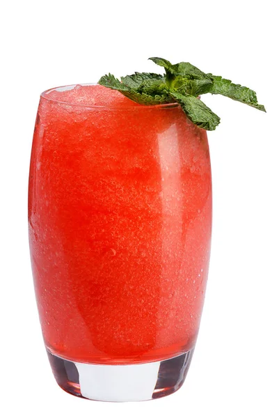 Un refrescante cóctel de frutas. Una bebida refrescante con una pulpa de bayas rojas, decorada con menta . — Foto de Stock