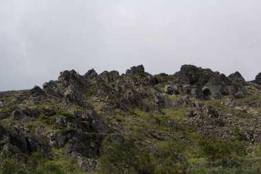 Panoramik Dağları ve kayalıklarla, Güney Ural. Dağlarda yaz.