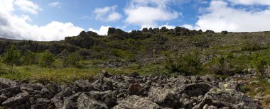 Panoramik Dağları ve kayalıklarla, Güney Ural. Dağlarda yaz.