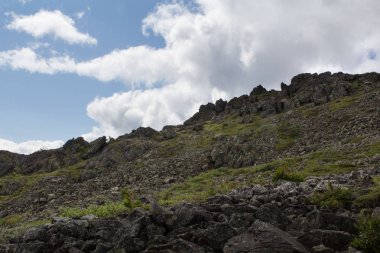 Panoramik Dağları ve kayalıklarla, Güney Ural. Dağlarda yaz.