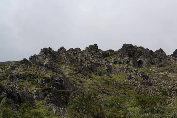 Panoramik Dağları ve kayalıklarla, Güney Ural. Dağlarda yaz.