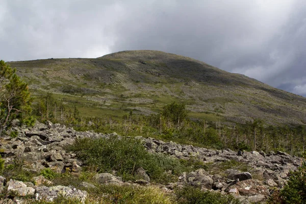 Panoramik Dağları ve kayalıklarla, Güney Ural. Dağlarda yaz.
