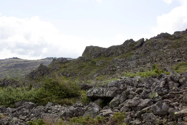 Panoramik Dağları ve kayalıklarla, Güney Ural. Dağlarda yaz.