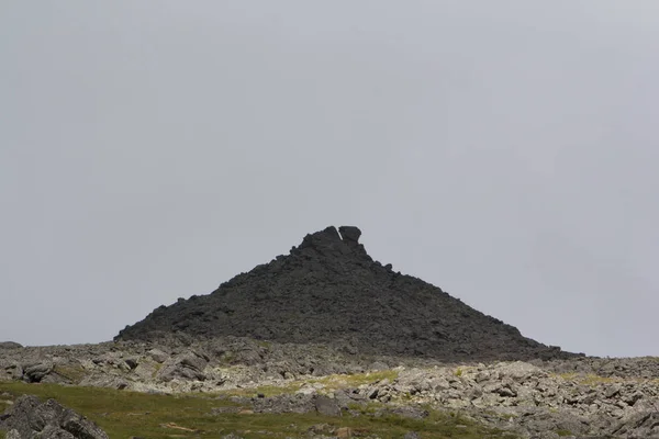 Panoramisch uitzicht op de bergen en kliffen, Zuid-Oeral. Zomer in de bergen. Reizen. Bewolkte hemel over de bergen. — Stockfoto