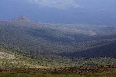 Panoramik Dağları ve kayalıklarla, Güney Ural. Dağlarda yaz. Seyahat. Dağların üzerinden bulutlu gökyüzü.