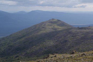 Panoramik Dağları ve kayalıklarla, Güney Ural. Dağlarda yaz. Seyahat. Dağların üzerinden bulutlu gökyüzü.
