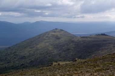 Panoramik Dağları ve kayalıklarla, Güney Ural. Dağlarda yaz. Seyahat. Dağların üzerinden bulutlu gökyüzü.