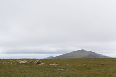 Panoramik Dağları ve kayalıklarla, Güney Ural. Dağlarda yaz. Seyahat. Dağların üzerinden bulutlu gökyüzü.