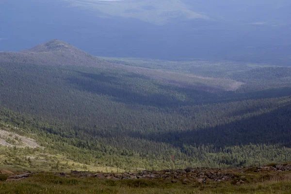 Panoramik Dağları ve kayalıklarla, Güney Ural. Dağlarda yaz. Seyahat. Dağların üzerinden bulutlu gökyüzü.