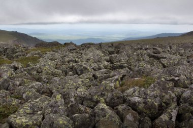 Panoramik Dağları ve kayalıklarla, Güney Ural. Dağlarda yaz. Seyahat.