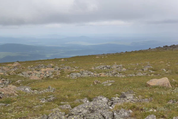 Panoramik Dağları ve kayalıklarla, Güney Ural. Dağlarda yaz. Seyahat.