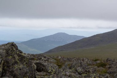 Panoramik Dağları ve kayalıklarla, Güney Ural. Dağlarda yaz. Seyahat.