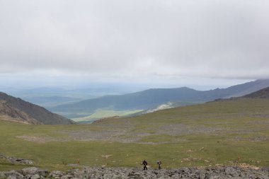 Panoramik Dağları ve kayalıklarla, Güney Ural. Dağlarda yaz. Seyahat.