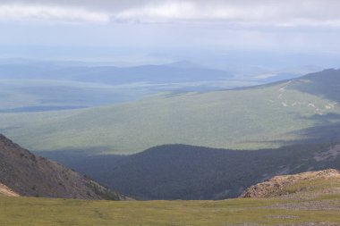 Panoramik Dağları ve kayalıklarla, Güney Ural. Dağlarda yaz. Seyahat.