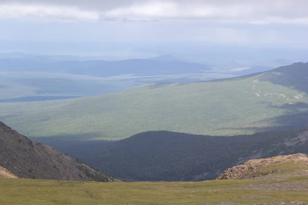 Panoramatický výhled na hory a skály, Jižní Ural. Léto v horách. Cestování. — Stock fotografie