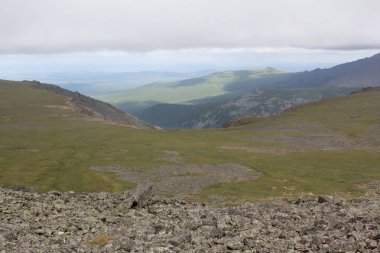 Dağ Vadisi. Dağlarda yaz. Kuzey Uralların vahşi doğa.