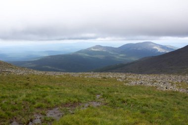 Dağ Vadisi. Dağlarda yaz. Kuzey Uralların vahşi doğa.