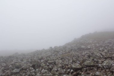 Sis. Kayaların üzerinde sis. Dağların üzerinden sis.